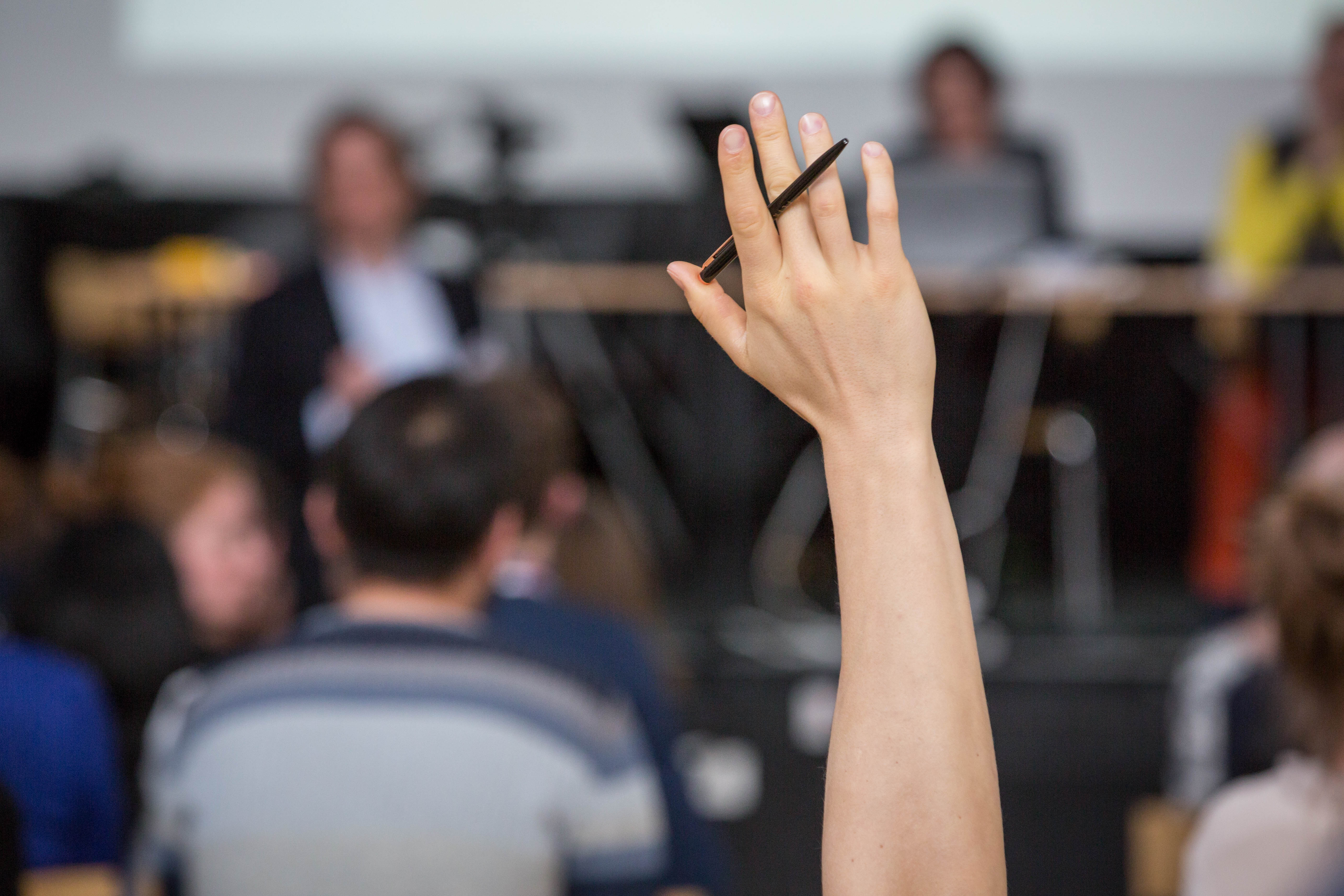 UGM2018 0322 Una mano levantada para hacer una pregunta sobre ASIMUT